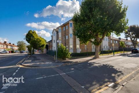 2 bedroom apartment to rent, London Road, ROMFORD