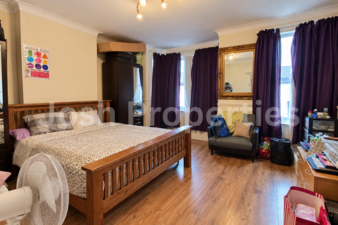4 bedroom end of terrace house to rent, Quebec Road, Ilford IG1