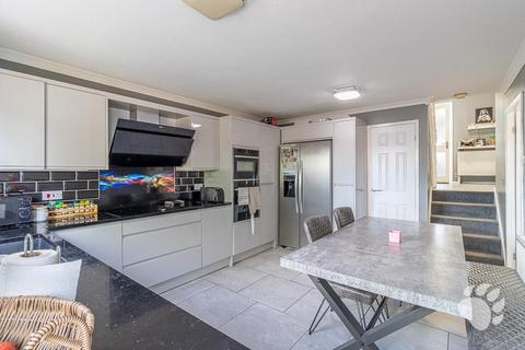 3 bedroom terraced house for sale, Timbermans View, Basildon SS16