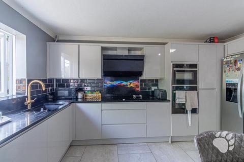 3 bedroom terraced house for sale, Timbermans View, Basildon SS16