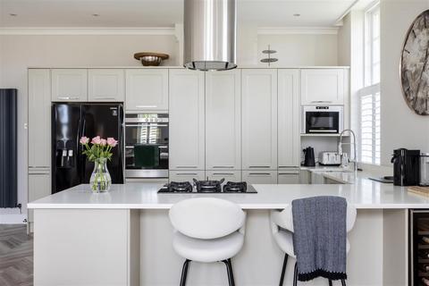 4 bedroom flat for sale, Cayton Road, Coulsdon