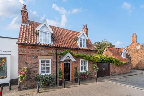 3 bedroom detached house for sale, Walkergate, Beverley, HU17 9BT