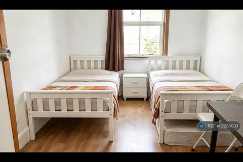 2 bedroom flat to rent, Hermit Road, Canning, E16