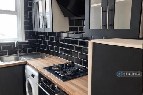 2 bedroom flat to rent, Hermit Road, Canning, E16