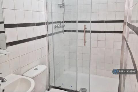2 bedroom flat to rent, Hermit Road, Canning, E16