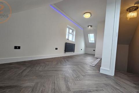 1 bedroom in a house share to rent, Loft room in Rose Avenue, Mitcham, Greater London