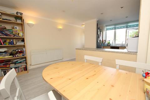 4 bedroom house to rent, Barchester Close, Uxbridge, UB8