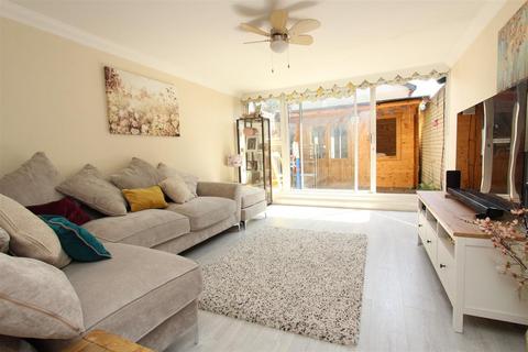 4 bedroom house to rent, Barchester Close, Uxbridge, UB8