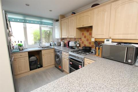4 bedroom house to rent, Barchester Close, Uxbridge, UB8