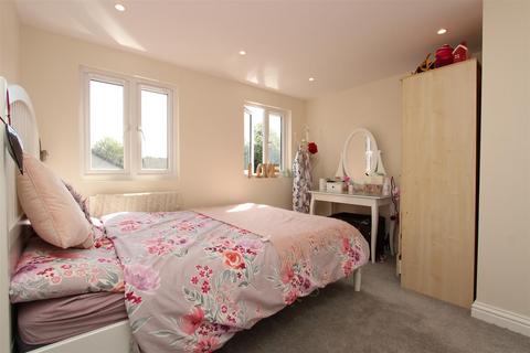 4 bedroom house to rent, Barchester Close, Uxbridge, UB8