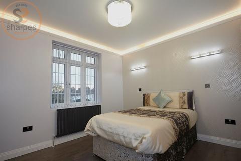 1 bedroom in a house share to rent, Room 2 Rose Avenue, Mitcham, Greater London