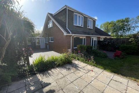 3 bedroom bungalow to rent, Dalkeith Crescent, Middlesbrough, TS8