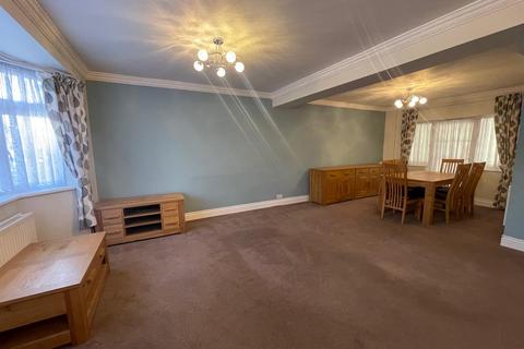 3 bedroom semi-detached house to rent, Heath Road, Uxbridge