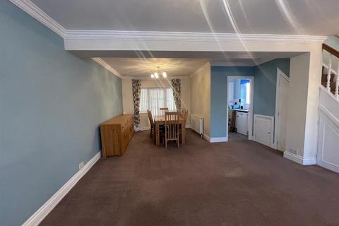 3 bedroom semi-detached house to rent, Heath Road, Uxbridge