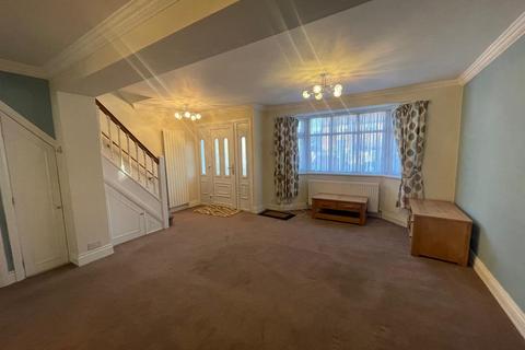 3 bedroom semi-detached house to rent, Heath Road, Uxbridge