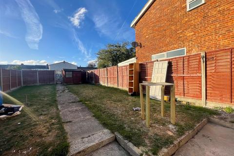 3 bedroom semi-detached house to rent, Heath Road, Uxbridge