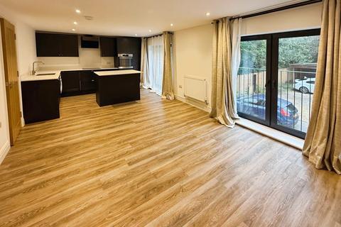 3 bed flat/apartment for rent in Finchampstead Road, Finchampstead, Wokingham, RG40