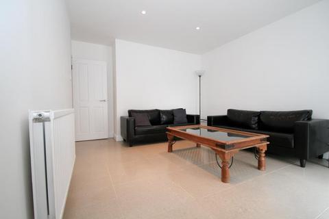 2 bedroom flat to rent, Hawgood Street, London