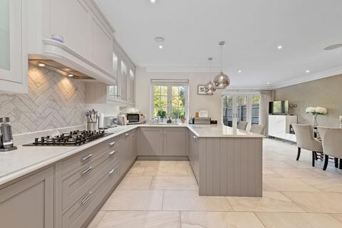 4 bedroom semi-detached house to rent, Kingswood, Ascot