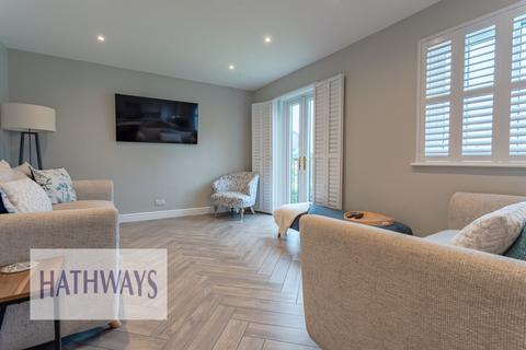 2 bedroom flat for sale, Rose Gardens, Croesyceiliog, NP44