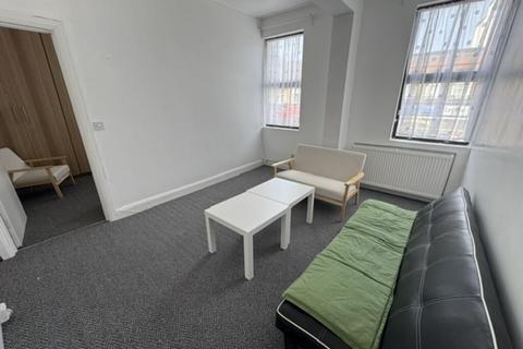 1 bedroom apartment to rent, King Street, Southall