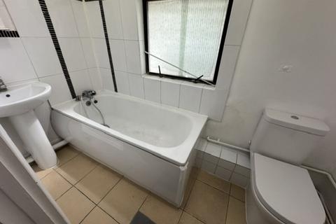 1 bedroom apartment to rent, King Street, Southall