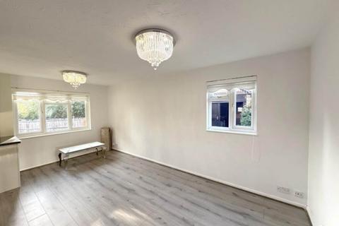2 bedroom flat to rent, Borndene, Potters Bar