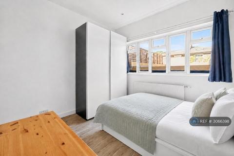 4 bedroom terraced house to rent, Ashmere Grove, London, SW2