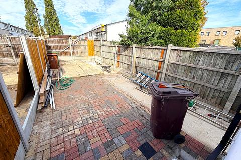 Studio to rent, Chelmer Crescent, Barking IG11