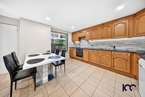 3 bedroom end of terrace house for sale, Briscoe Road, Pitsea, SS13