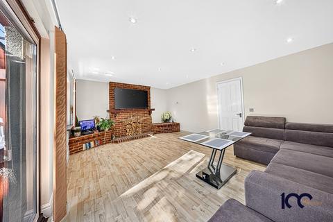 3 bedroom end of terrace house for sale, Briscoe Road, Pitsea, SS13