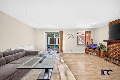 3 bedroom end of terrace house for sale, Briscoe Road, Pitsea, SS13