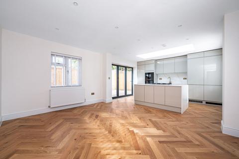 4 bedroom semi-detached house to rent, Summers Lane, Finchley, London, N12