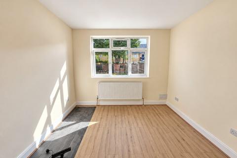 4 bedroom semi-detached house to rent, Cromwell Road, Hayes, Greater London, UB3