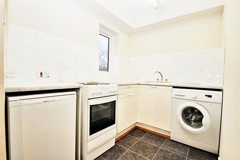 Studio to rent, Amberley Way, Uxbridge, UB10