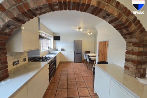 3 bedroom terraced house to rent, Thatches Grove, Romford RM6