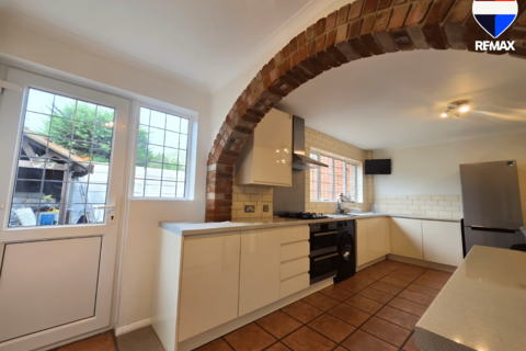 3 bedroom terraced house to rent, Thatches Grove, Romford RM6