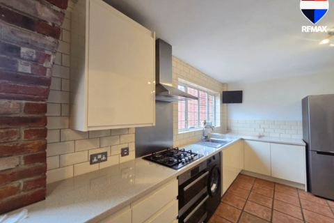 3 bedroom terraced house to rent, Thatches Grove, Romford RM6