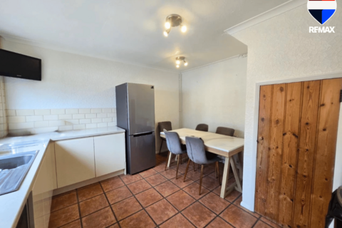 3 bedroom terraced house to rent, Thatches Grove, Romford RM6