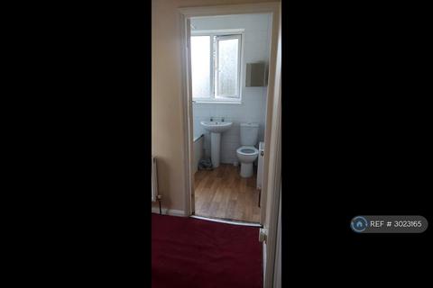 1 bedroom in a house share to rent, Havering Road, Romford, RM1