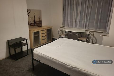 1 bedroom in a house share to rent, Havering Road, Romford, RM1