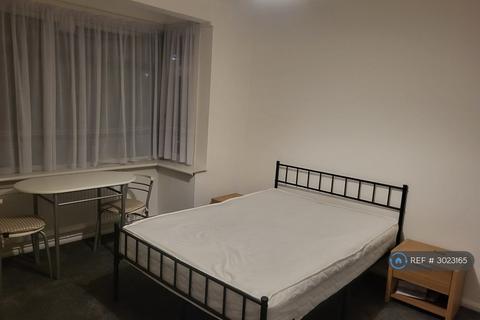 1 bedroom in a house share to rent, Havering Road, Romford, RM1