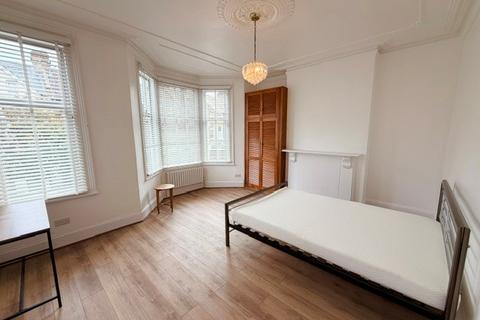 1 bedroom house of multiple occupation to rent, Kenwyn Road, London SW4