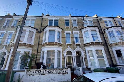 1 bedroom house of multiple occupation to rent, Kenwyn Road, London SW4