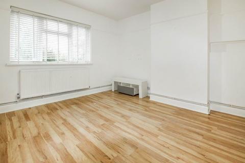 2 bedroom flat to rent, Heath Court, Park Road, Uxbridge
