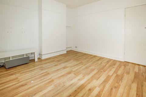 2 bedroom flat to rent, Heath Court, Park Road, Uxbridge