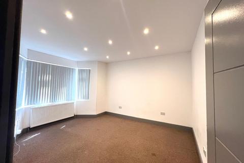 3 bedroom flat to rent, Dane Road, Southall UB1