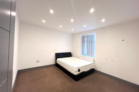 3 bedroom flat to rent, Dane Road, Southall UB1
