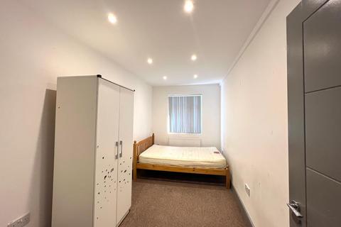 3 bedroom flat to rent, Dane Road, Southall UB1