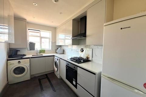 3 bedroom flat to rent, Dane Road, Southall UB1